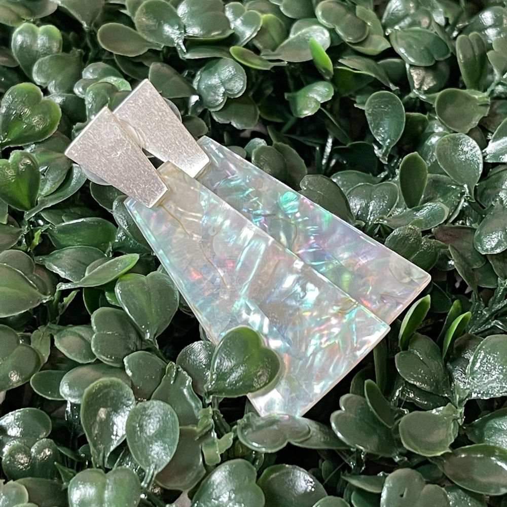 auth. kendra scott “collins statement” earrings - bleached abalone - silver